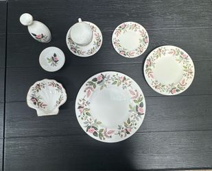 Lot Vintage Wedgwood Hathaway Rose Dinnerware Set (8 Pieces)