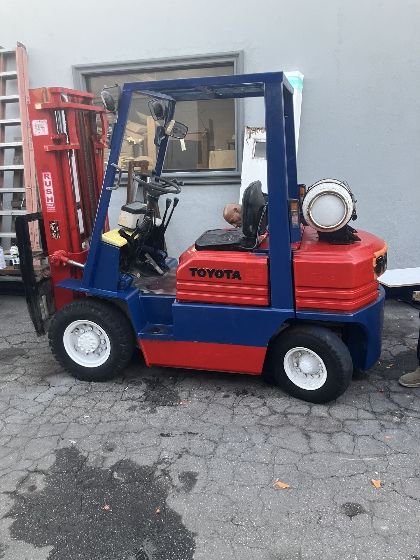 FORKLIFT 