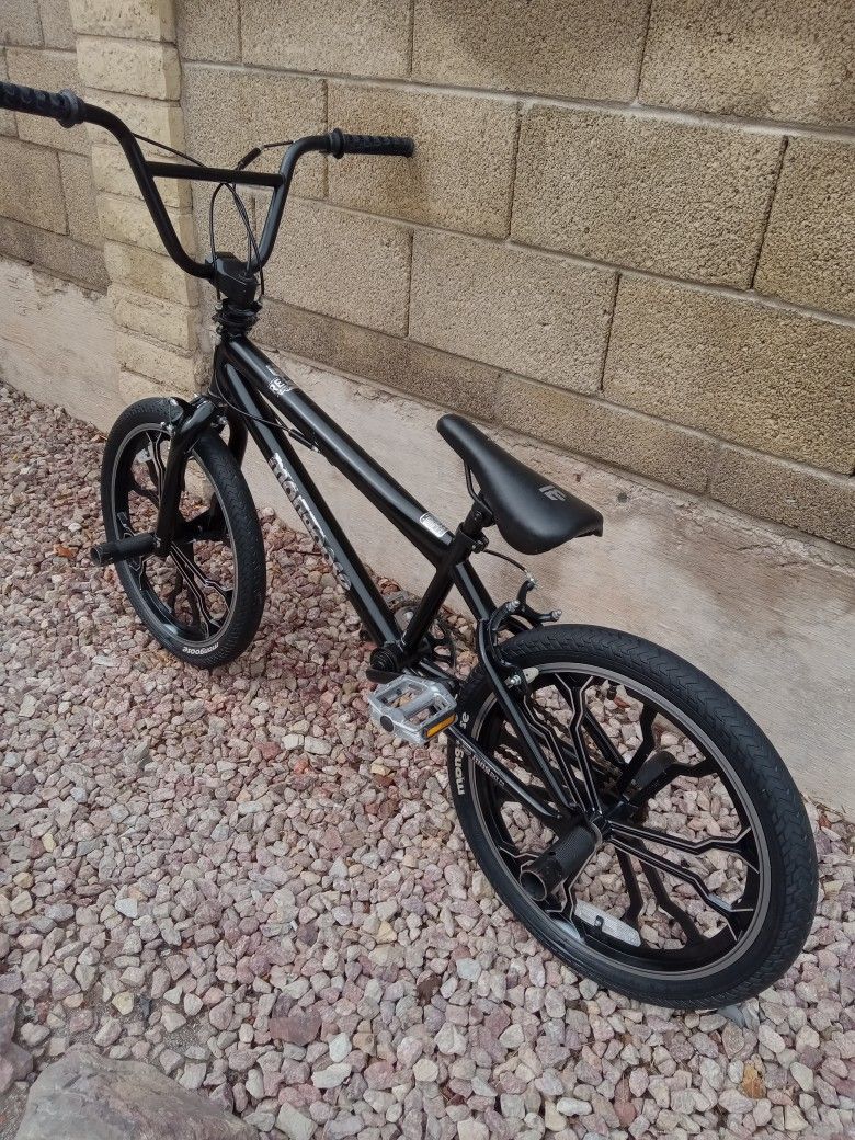 BMX BIKE MONGOOSE TIRES SIZE 20 GOOD CONDITION READY FOR RIDE 