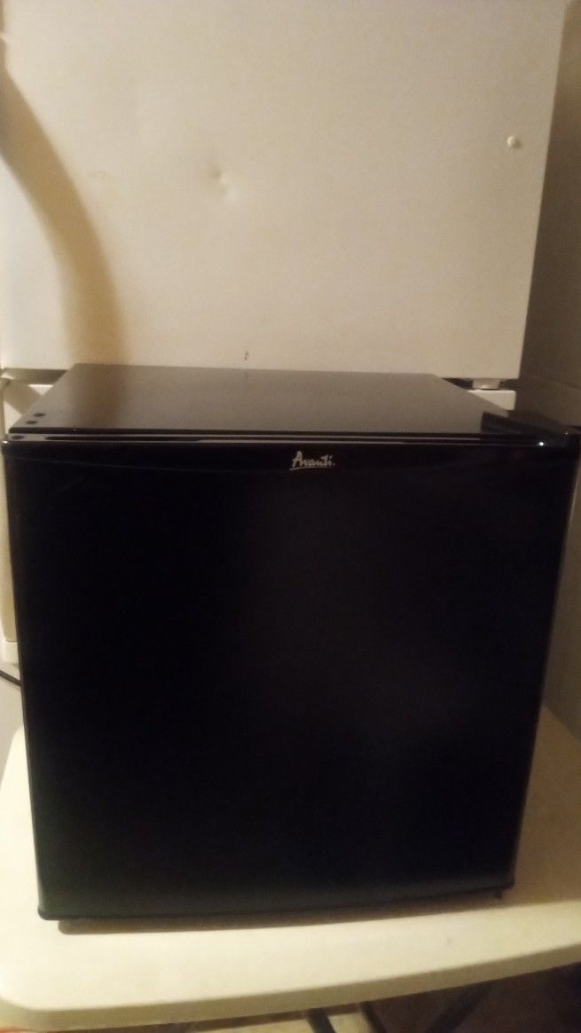 Mini Fridge WORKS PERFECT 