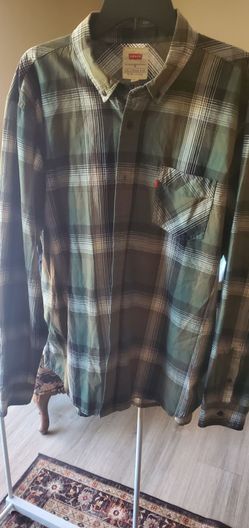 Levi's Plaid Long Sleeve Button-Up Shirt