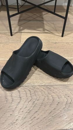 yeezy slides size 15 wore it like 2 times