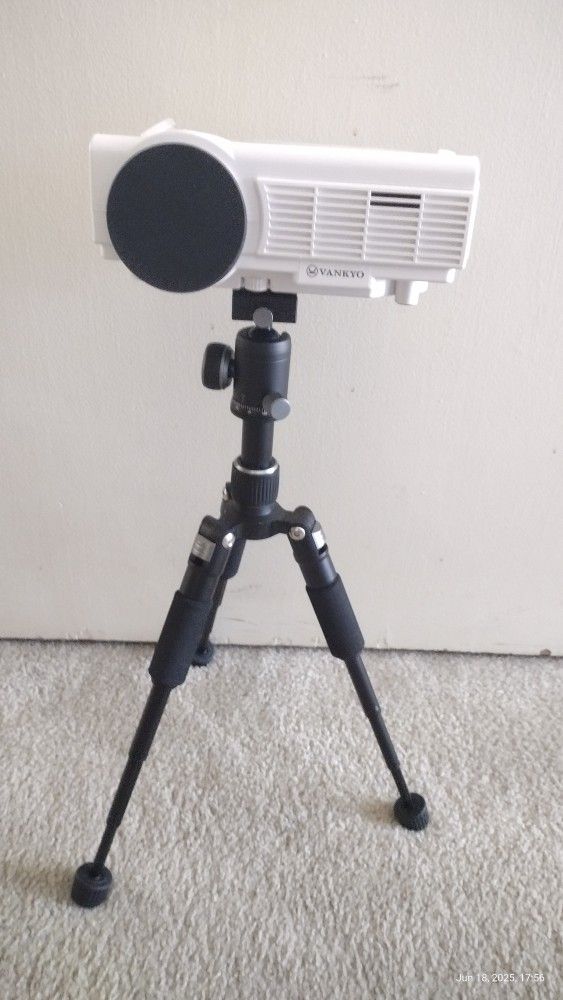 Vankyo Q5 Leisure 3 Mini LED LCD Projector Up to 200" Inch With 65,000 Hours LED Lamp Like New Condition Brand New Tripod Included This Package