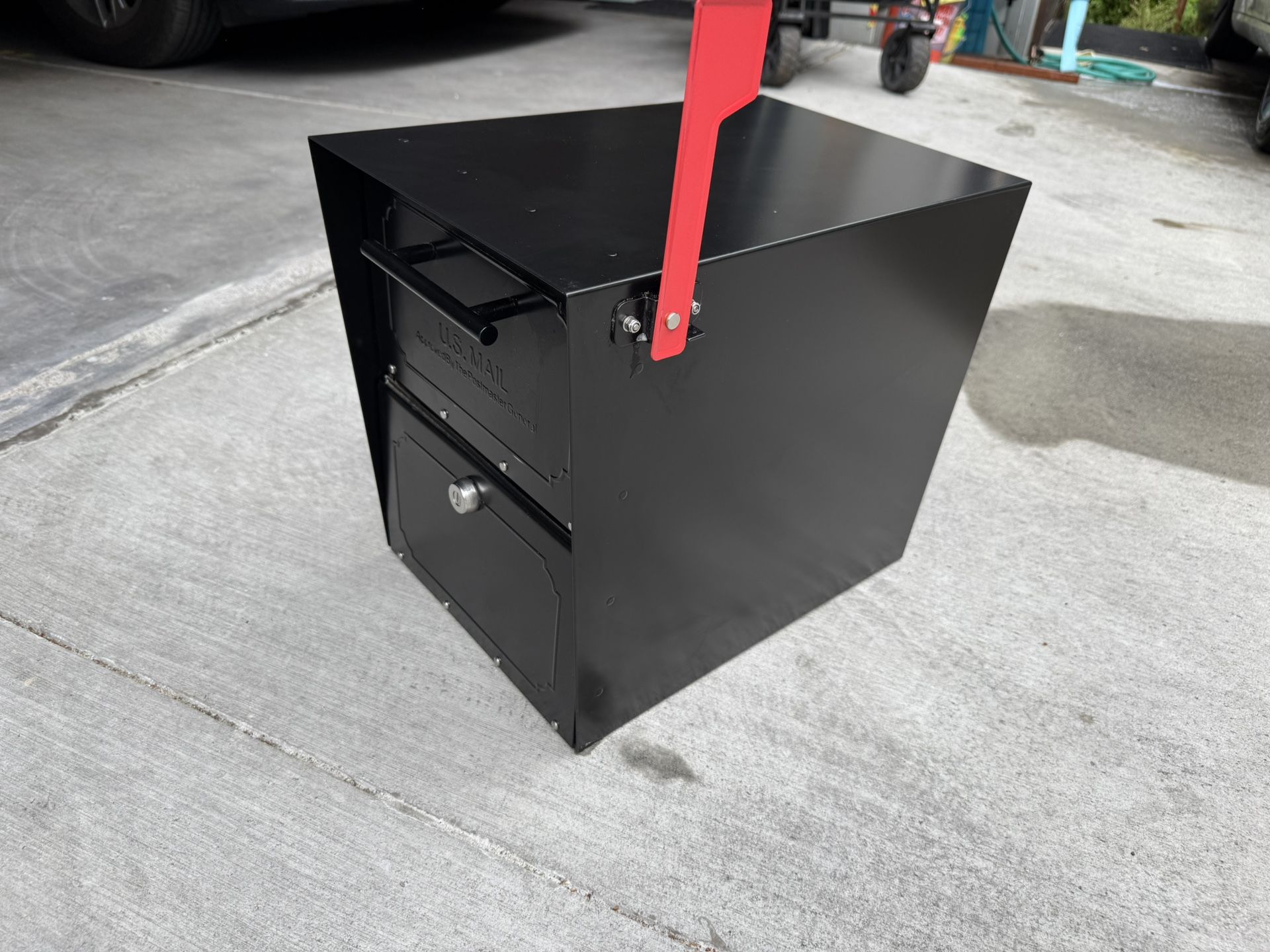 📬 Lightly Used Locking Mailbox – Looking for a New Home!