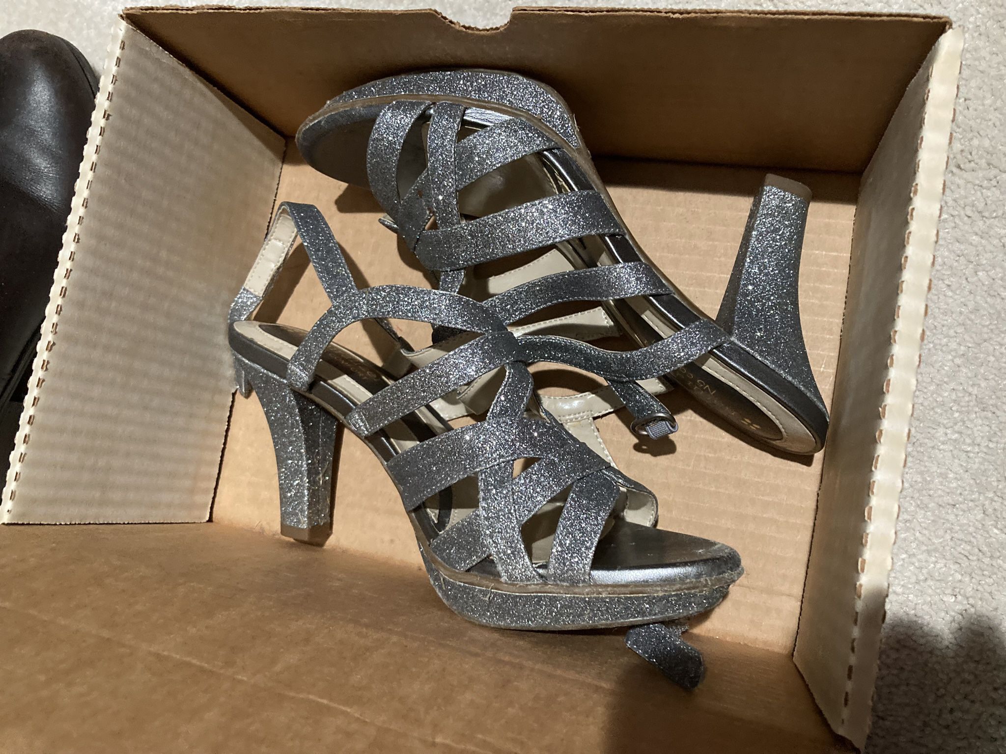 Formal gorgeous, hardly worn silver sparkly sandal heels size 7