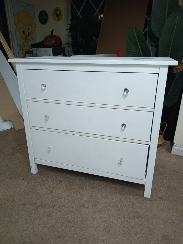 WHITE SOLID WOOD DRESSER