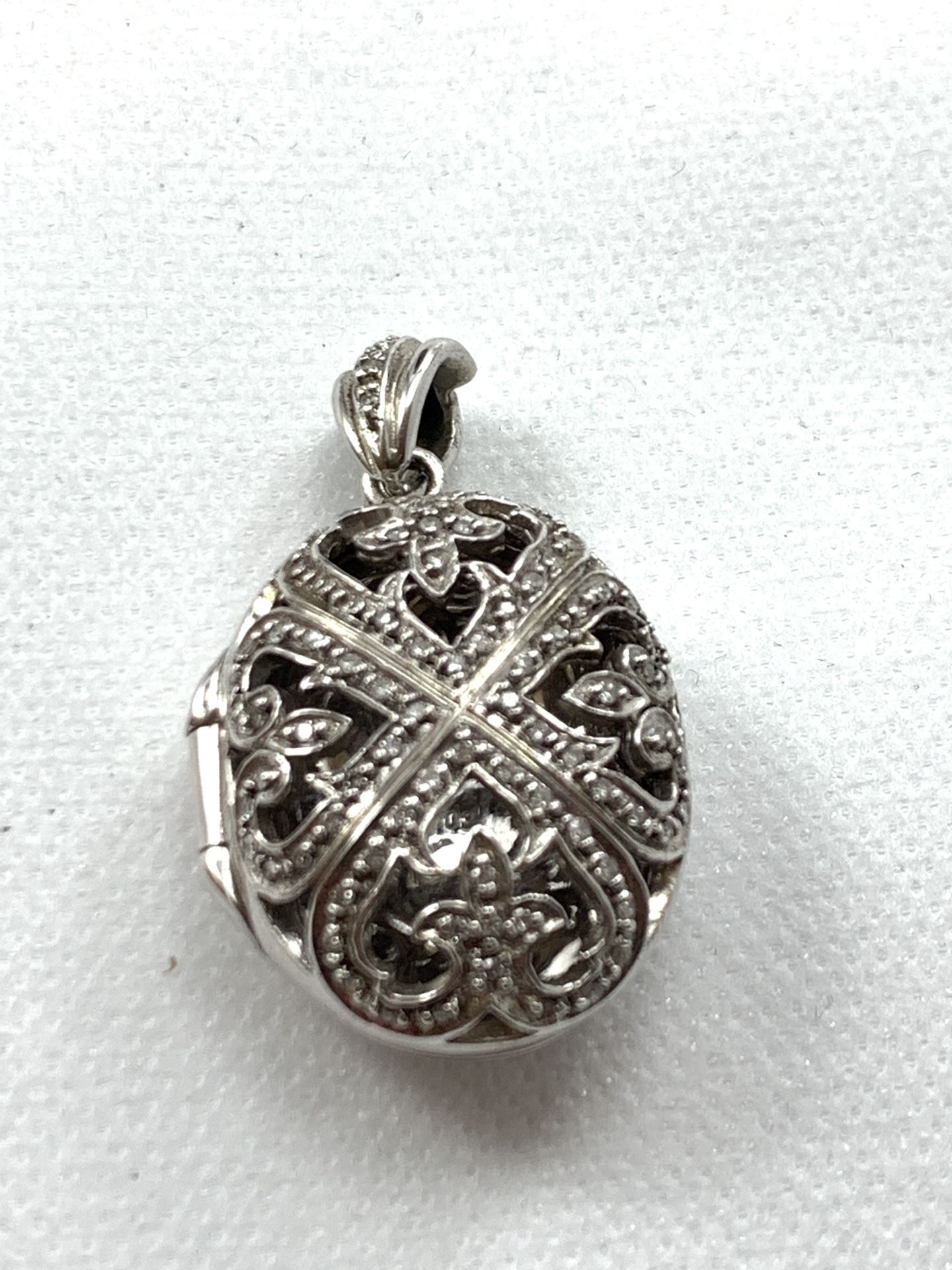 Silver Scent open locket with diamond pendant