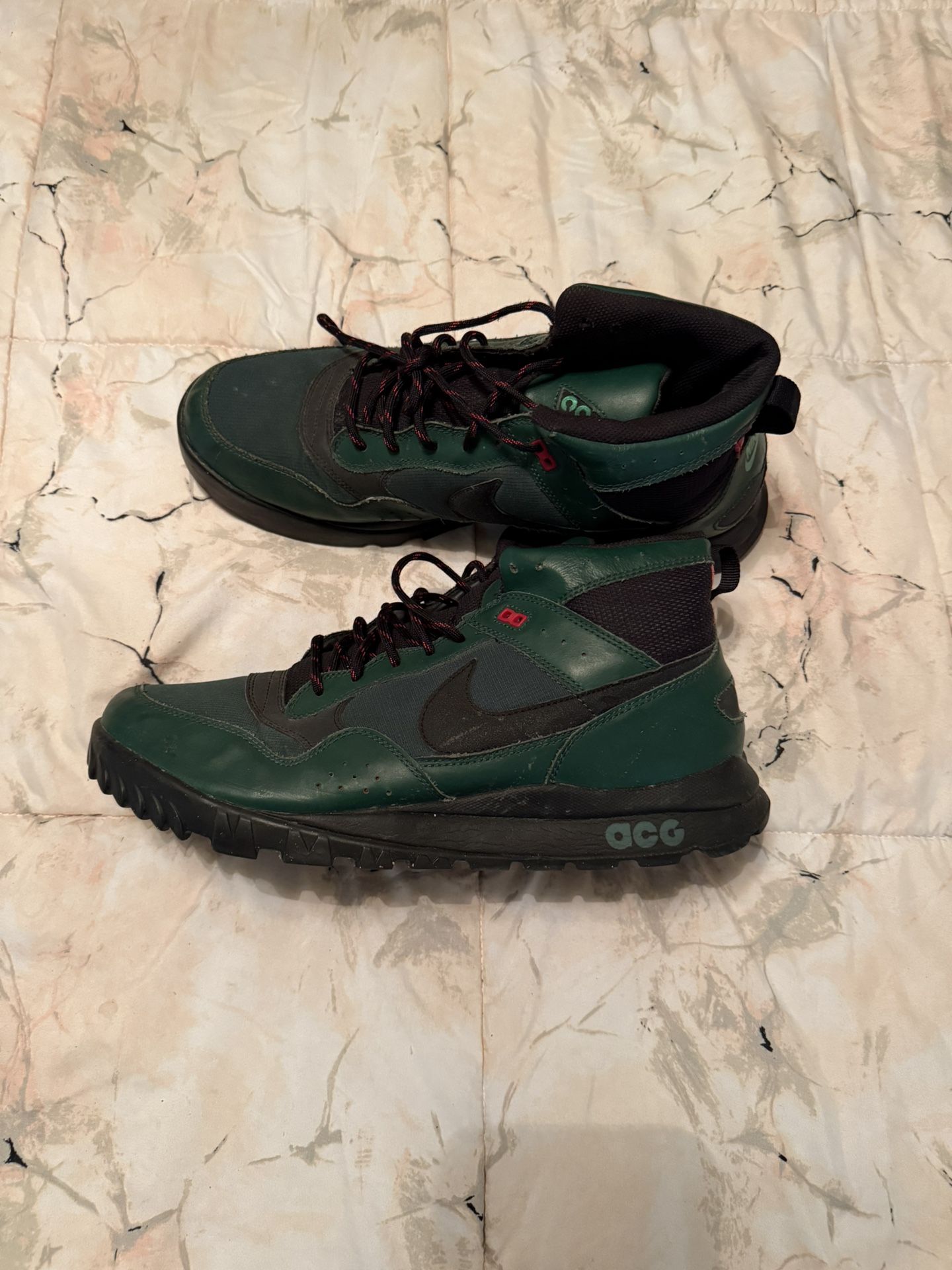 MENS ACG NIKE HIKING BOOTS SIZE 13