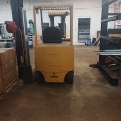Forklift HYSTER ELECTRIC 7,000lb  Battery Weight  From 2,700lb To 3,200lb Battery Charger Around  800lb Get Ready For A 11,000lb Or More Has A One Trp