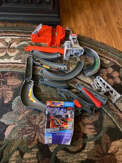 🏁 Hot Wheels Track Bundle – F1, Hot Ones, Neon Speeders, Cars + Extras