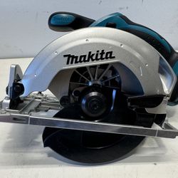Makita XSS02Z 18V LXT Lithium-Ion Cordless 6-1/2 in. Lightweight Circular Saw with Blade (Tool-Only)