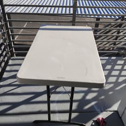 4'  LIFETIME  folding table