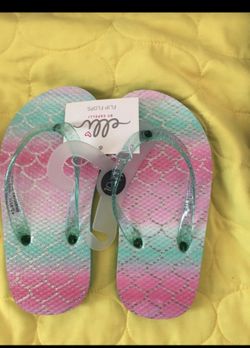 New girls sandals 10/11