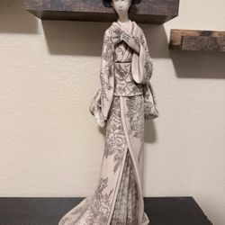 Geisha Statue 