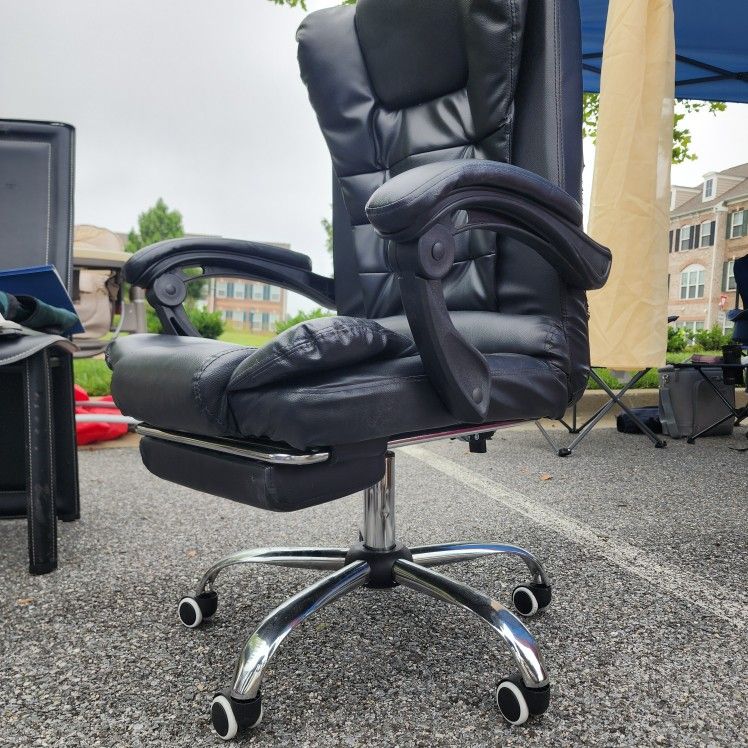 Swivel Office Chair w/Adjustable Footrest! REDUCED!