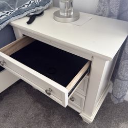 Solid Wood 3-Drawer Nightstand - Heavy
