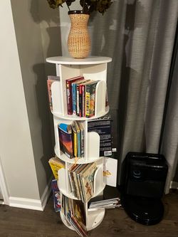 Round swivel bookshelf