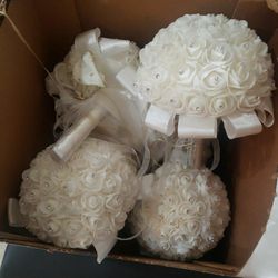 7 Wedding Bouquets All With With Gold Accent