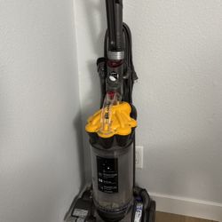 Dyson DC33 Upright Vacuum