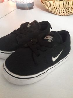BLACK NIKE 6C