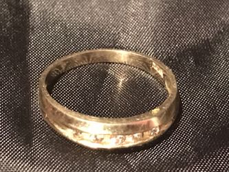 14k solid gold nice Fancy ring size : 6 1/2. Grams:2.2