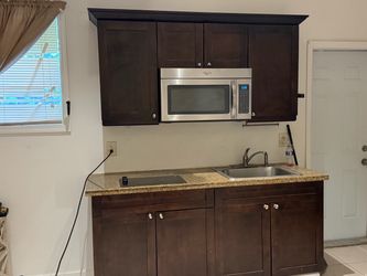 Quartz top with top and bottom drawers