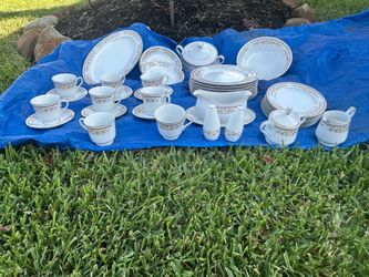 44 Pc EKCO INTERNATIONAL ESQUISITE (FINE CHINA) GOLDEN AUTUMN 8-DINNER PLATES,7-BREAD/BUTTER SUCERS,1-LARGE SALAD BOWL, GRAVY BOWL,6-CUPS,6-SAUCERS,1-
