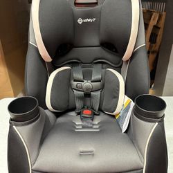 The Safety 1st Crosstown Slim All-in-One Convertible Car Seat in City Storm is built to grow with your child from birth through the booster stage. Des