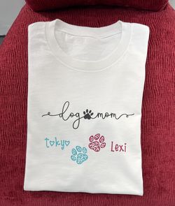 Dog Mom T-shirt. 