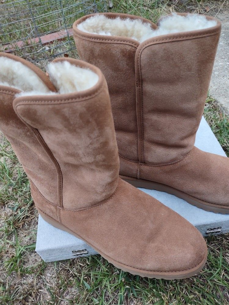 Women's UGG boots Chestnut color Size 8.5