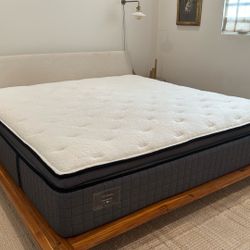 2024 King Ortho Mattress Lansdowne Hybrid - Like New!