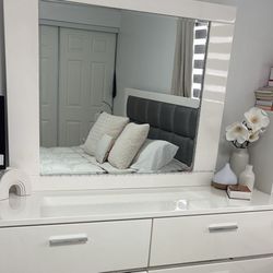 Dresser With Mirror and 2 Nightstands with the Lamps