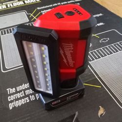 Milwaukee Rover light M12 /. 3ah battery 100.00
