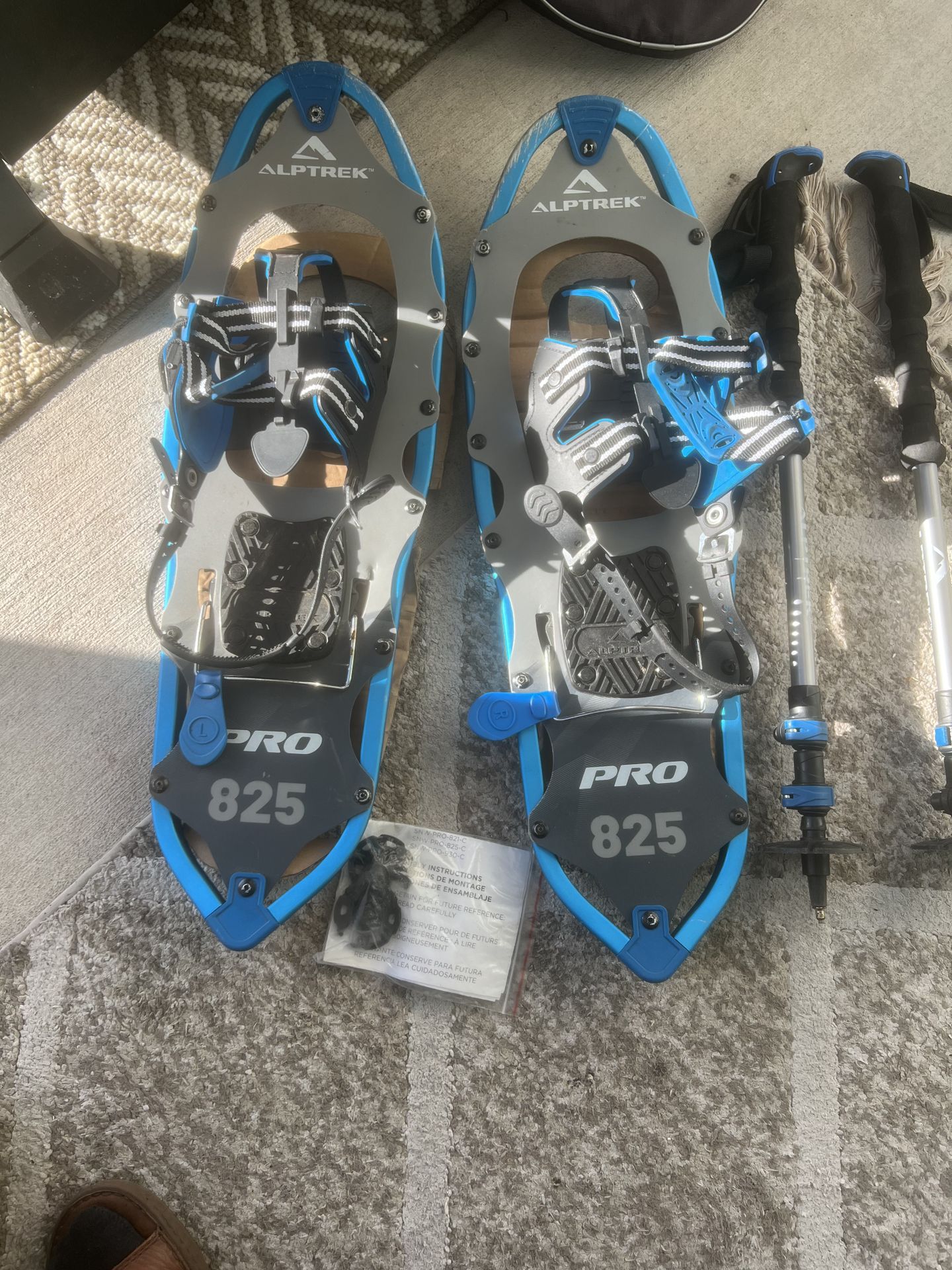 ALPTREK Pro SPIN Snowshoe Kit with Sawtooth Grips, Poles, and Case Blue/Medium