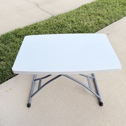 Selling a plastic table with adjustable height.