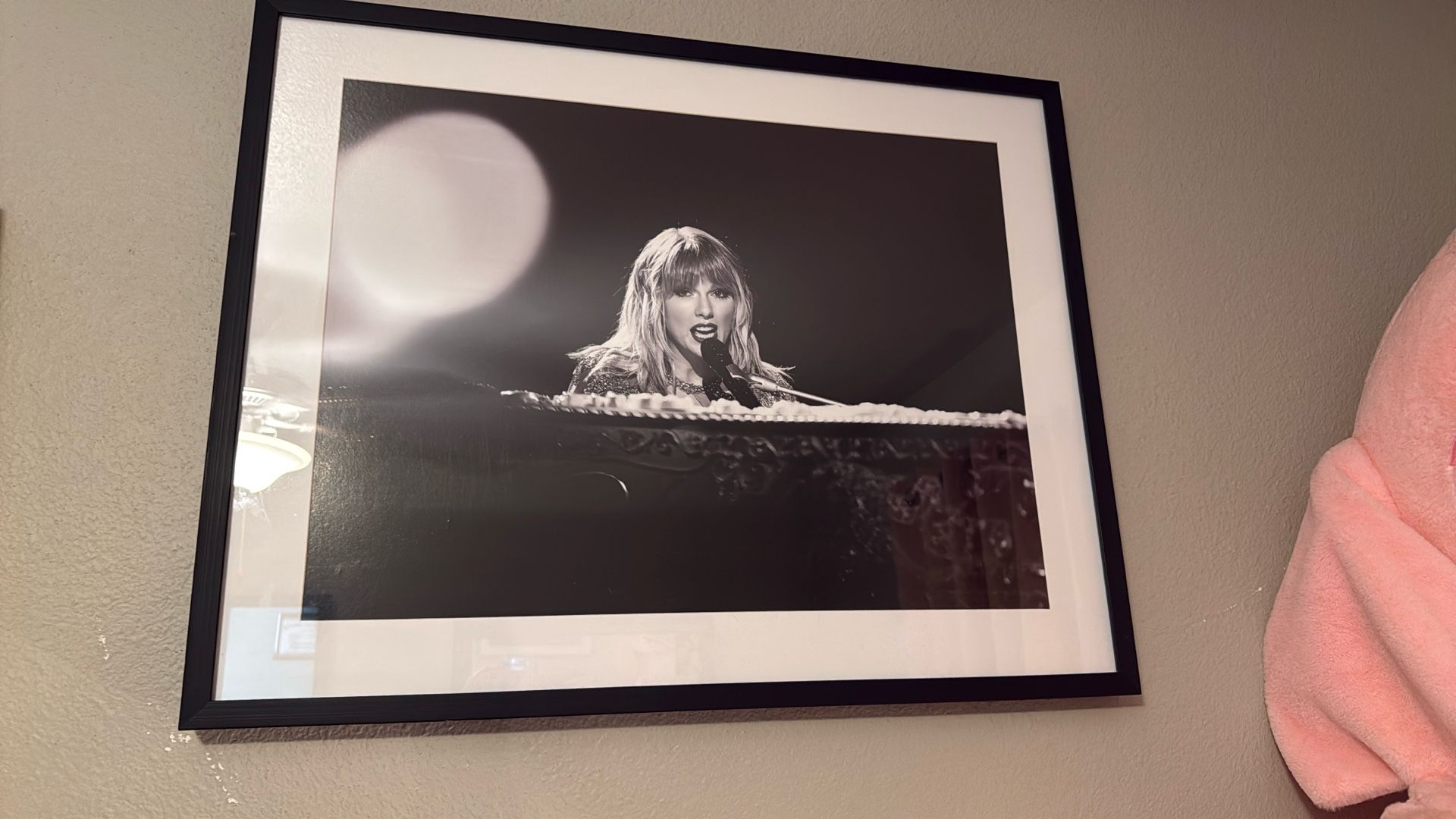 Taylor Swift Frame 