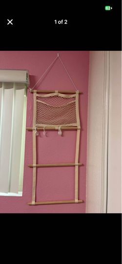 FREE Baby girl bow holder + hooks