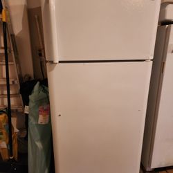 Frigidaire Top-freezer Refrigerator 