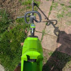 GreenWorks 40V Brushless Weed Eater w/ Battery & Charger