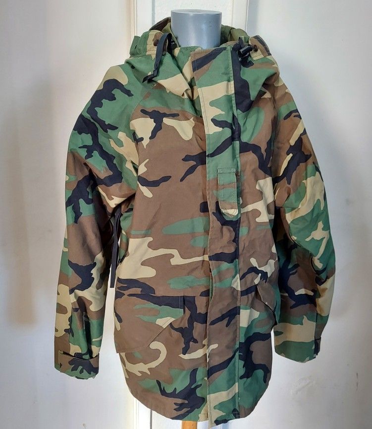 MILITARY PARKA COLD WEATHER CAMOUFLAGE  SIZE MEDIUN RG