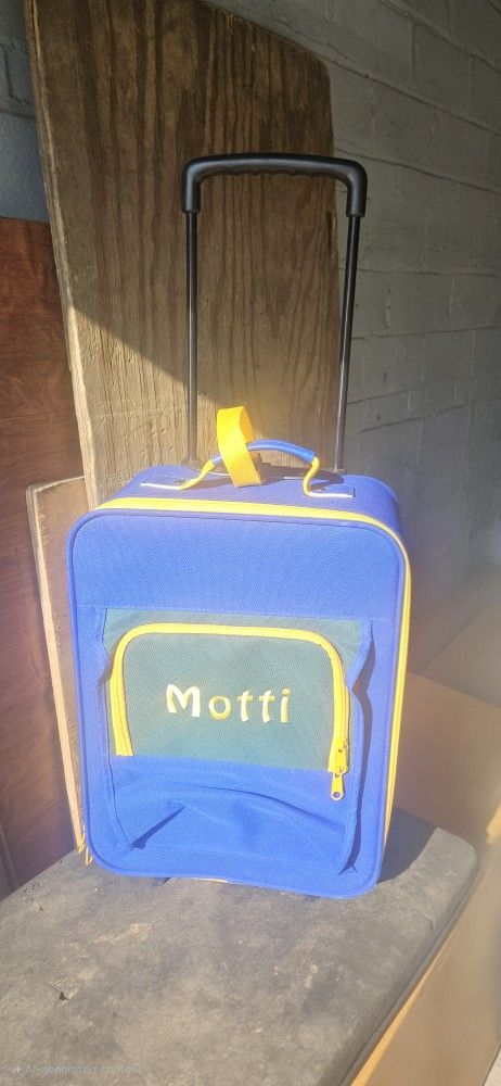 kids carry on blue suitcase on wheels with pull up handle bar, side locks are included and a carrying handle all in Excellent condition.