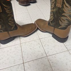 Beautiful Ariat kids boots size13 for only $80