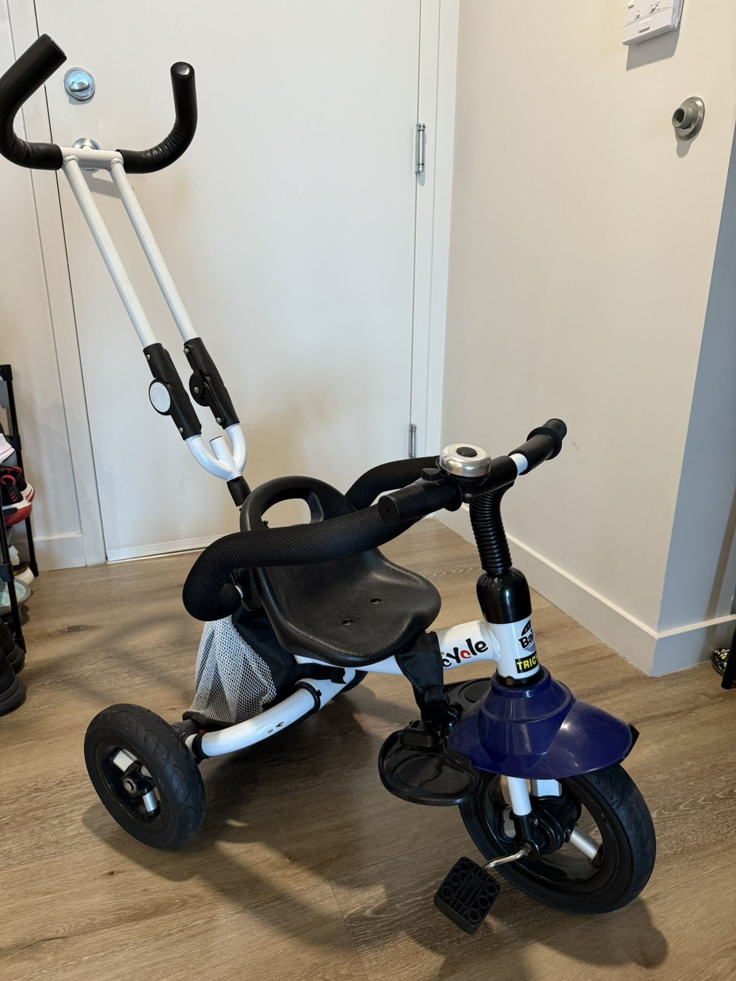 Toddler Kids Trike (tricycle) for 2.5 to 5 Year Old with removable handle.