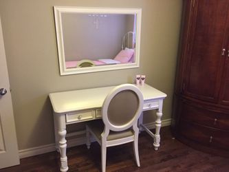 Solid wood table and dresser with the wall mirror