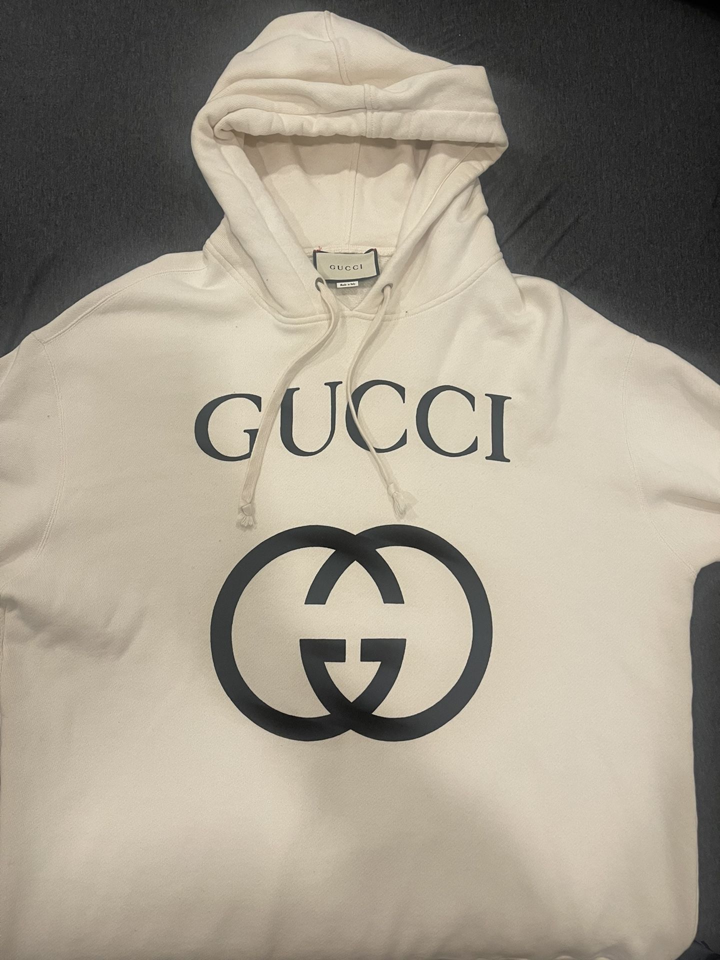 Gucci Cream With Black Logo for Sale in Los - OfferUp