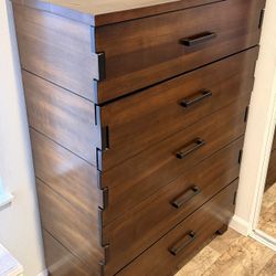 Solid Wood 5-Drawer Dresser – Modern Design – Excellent Condition