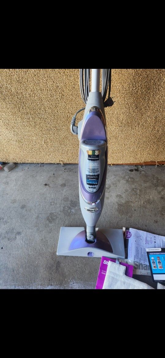 Shark Floor Steamer In Good Condition