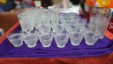 Vintage Anchor Hocking Wexford Clear Pressed Glass  Stemware 31 pc set featuring a diamond-cut pattern and starburst foot. M2D002
7 claret wine/water 