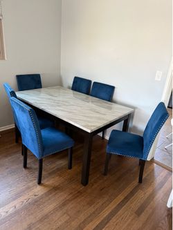 Table and 6 chairs like new