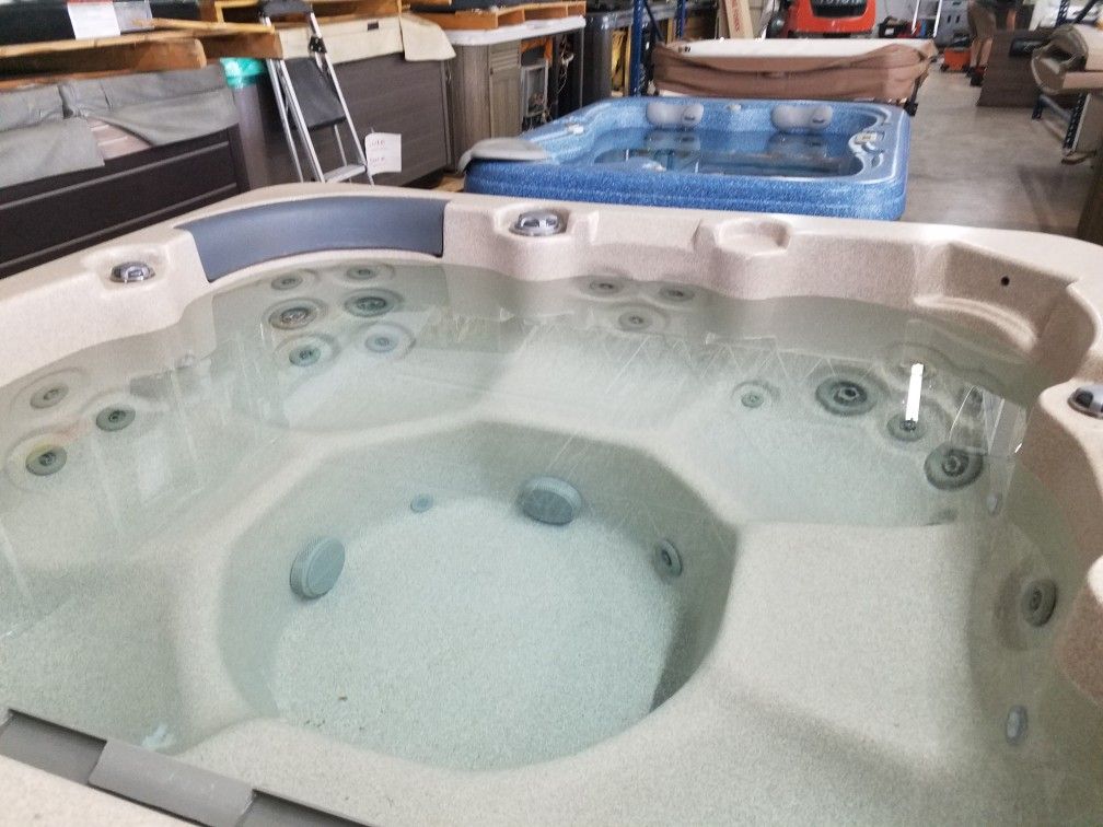 Pre-owned Atera Hot Tub Sunrise Spas